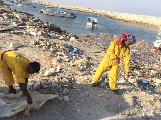 ﻿العمال يباشرون تنظيف ساحل الجفير
