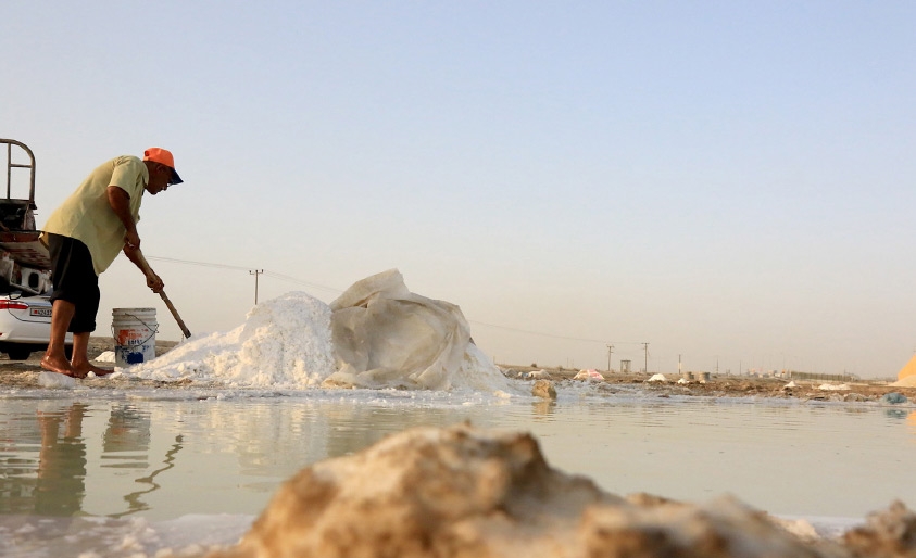 ﻿الحاج عبدالأمير بدأ مهنة استخراج الملح منذ أن كان عمره ١٢ عاماً - تصوير أحمد ال حيدر