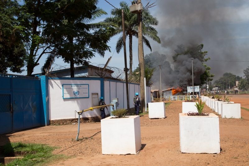 متظاهرون يتجمعون أمام مقر بعثة الأمم المتحدة المتكاملة المتعددة الأبعاد لتحقيق الاستقرار في جمهورية أفريقيا الوسطى في عام 2014 في أعقاب أعمال العنف في جمهورية أفريقيا الوسطى 