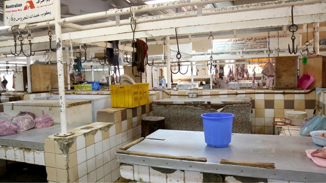 ﻿إحدى الفرشات (ملحمة) التي أغلقت في سوق المنامة المركزي للحوم