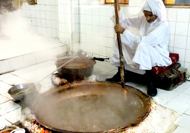 ﻿الحاج عبدالله الحلواجي مازال يدير الحلوى البحرينية بعد أكثر من 50 عاماً