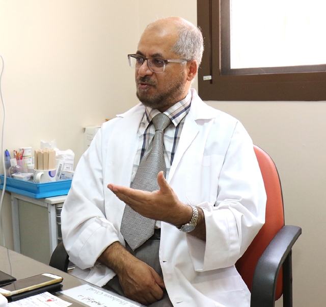 ﻿رئيس بعثة الحج الطبية إبراهيم عبيد متحدثاً إلى «الوسط»