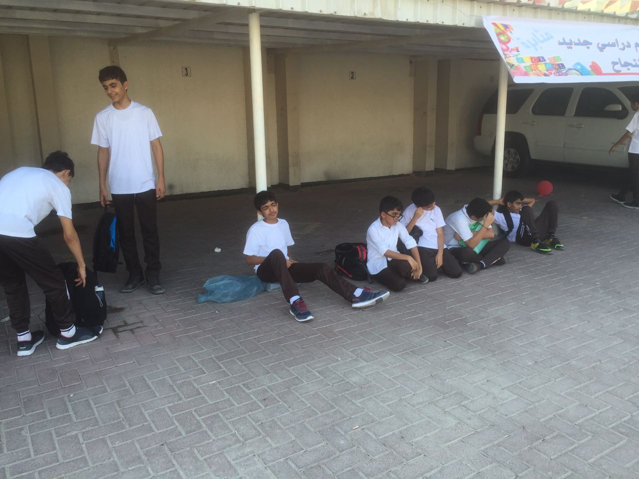 مجموعة من الطلبة انتظروا حافلتهم ساعة كاملة بعد نهاية الدوام المدرسي