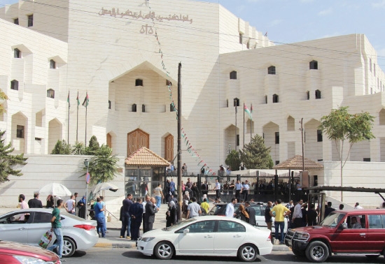 ﻿الشرطة الأردنية تطوق المنطقة حيث قتل الكاتب الأردني ناهض حتر - afp