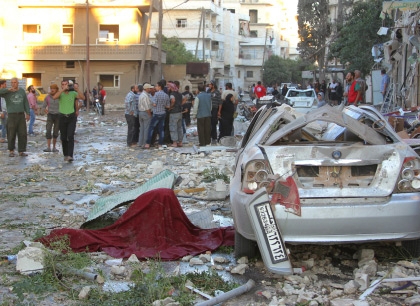 ﻿سوريون يتفقدون الأضرار في موقع تعرض لغارات جوية في إدلب - reuters
