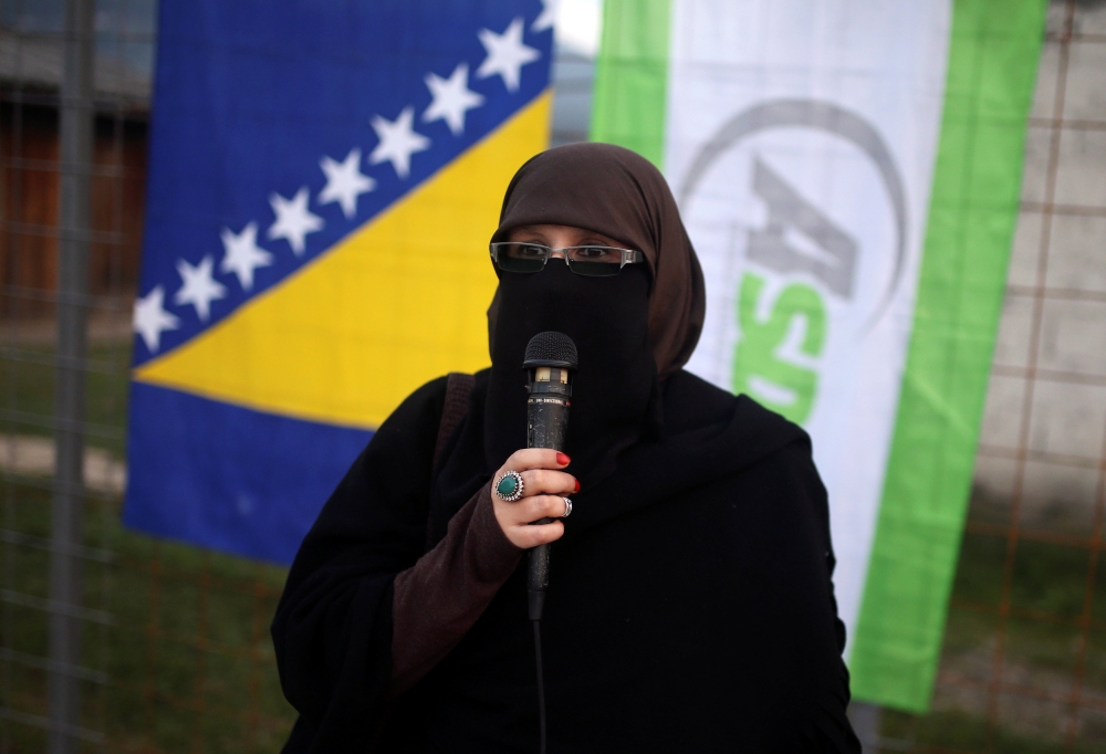 أنديرا سينانوفيتش، أول امرأة بوسنية منقبة تترشح لخوض الانتخابات 