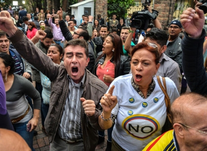 ﻿معارضو اتفاق السلام يحتفلون بعد إعلان نتائج الاستفتاء في كولومبيا