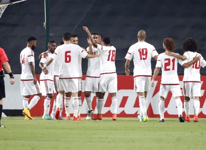 ﻿فرحة لاعبي الإمارات بالهدف الأول - afp