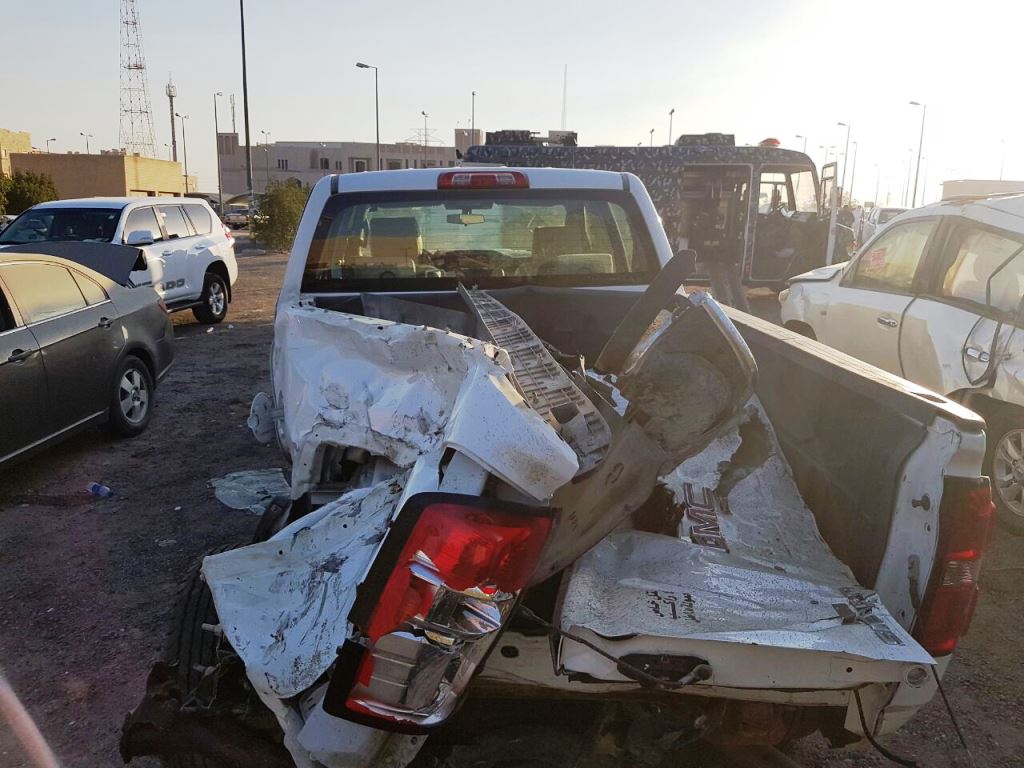 جانب من حادث التصادم المتعمد بين مركبة المتهم ومركبة تقل 5 أمريكيين