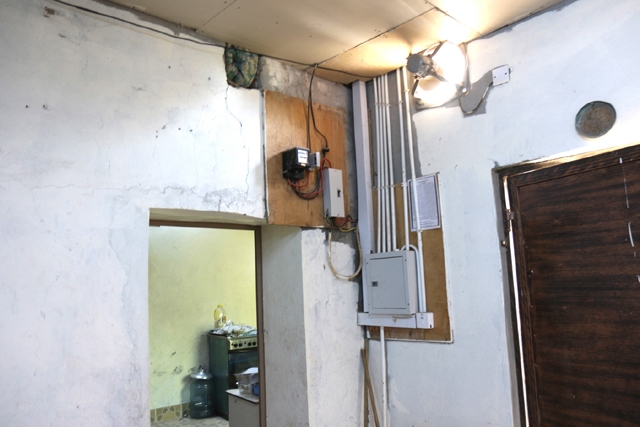 ﻿الأسلاك الكهربائية مكشوفة في المنزل المهترئ الجدران