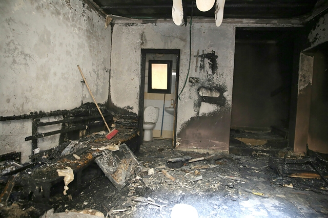 ﻿آثار الحريق في منزل المواطنة بمنطقة النعيم