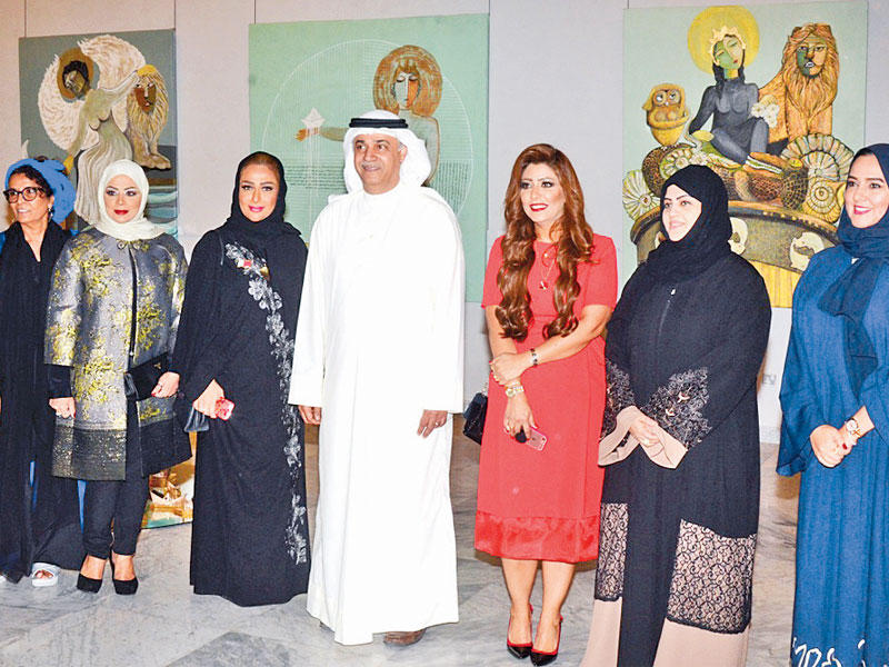 الفنانات الخليجيات خلال افتتاح المعرض بالكويت