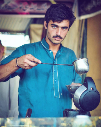 الصورة التي اوصلت الشاب الباكستاني من بائع شاي إلى عارض أزياء