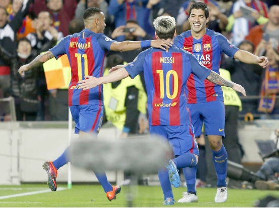 ﻿فرحة لاعبي برشلونة بهدف ميسي الثالث - afp