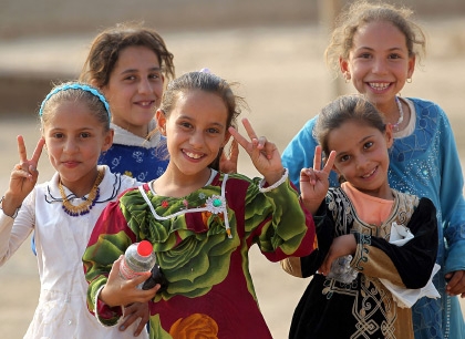 ﻿طفلات عراقيات يشرن بعلامة النصر بعد أن استعادت القوات العراقية قريتهن من «داعش»  - afp