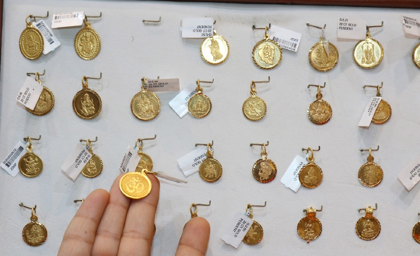 ﻿أنواع من آلهة الهندوس من الذهب البحريني الخالص-تصوير محمد