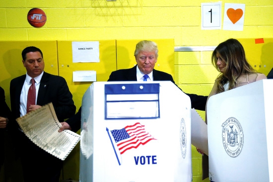 ﻿ ترامب وزوجته في أحد مراكز الاقتراع بنيويورك - reuters