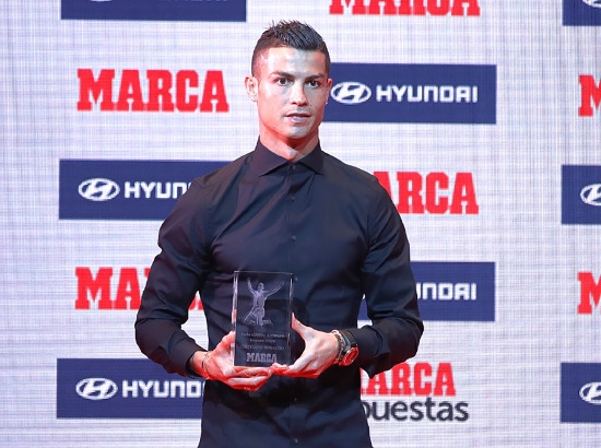 ﻿كريستيانو رونالدو مع جائزة أفضل لاعب - epa