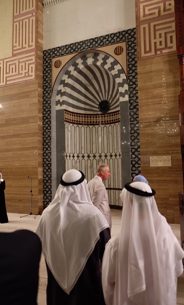 الامير تشارلز خلال تجوله في ا جامع الفاتح الاسلامي