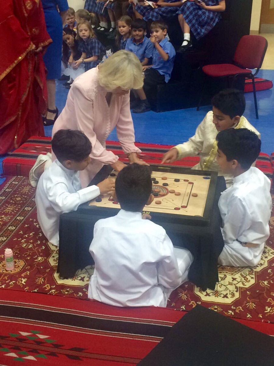 طلبة في عرض للعبة الكيرم الهندية المشهور لعبها في البحرين