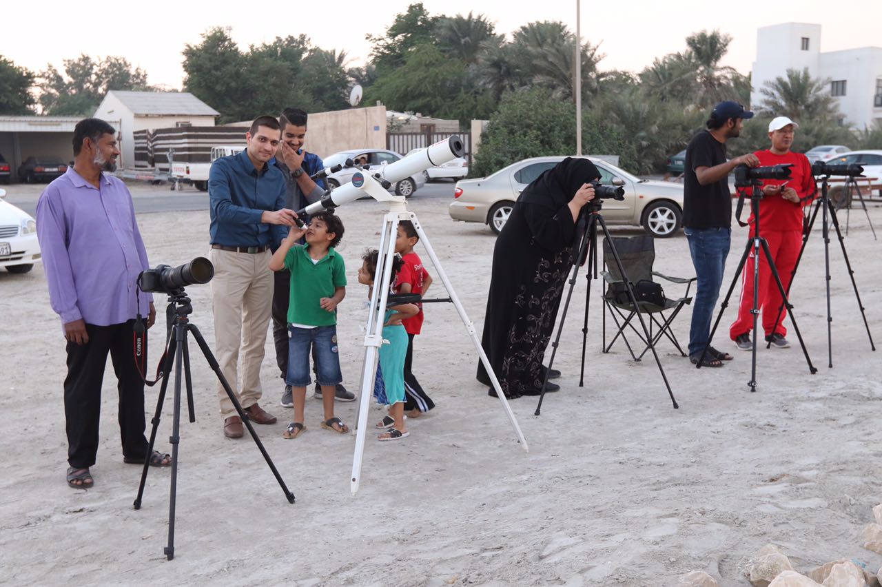 مصورين يستعدون لالتقاط صور للقمر العملاق من ساحل عسكر
