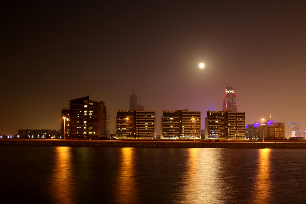 بزوغ القمر العملاق في سماء البحرين بالقرب من العاصمة المنامة (تصوير: محمد عباس العصفور)