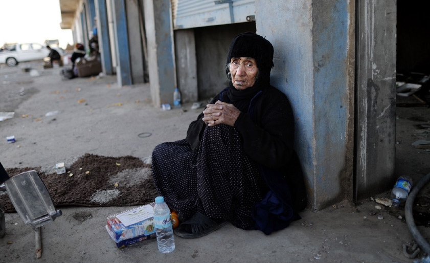 ﻿امرأة عراقية مُسنّة فرّت مع النازحين من الموصل في أحد المخيمات - AFP