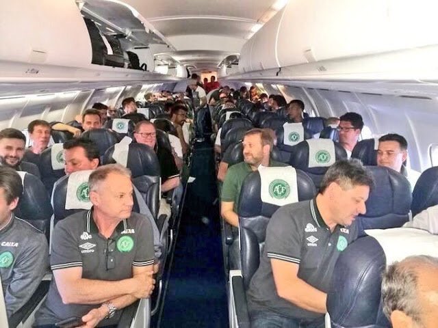 الصورة الاخيرة لفريق شابيكوينسي البرازيلي على متن الطائرة قبل تحطمها