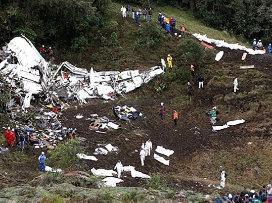 ﻿الطائرة بعد تحطمها في الأراضي الكولومبية - reuters