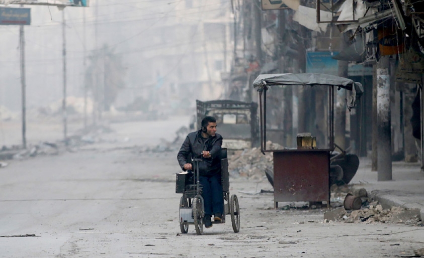 ﻿سوري على كرسي متحرك في مدينة حلب - REUTERS