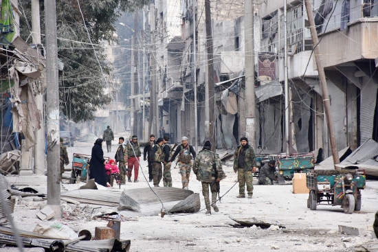 ﻿جنود الجيش السوري يتجوّلون في حيّ الصالحين شرق حلب   - afp