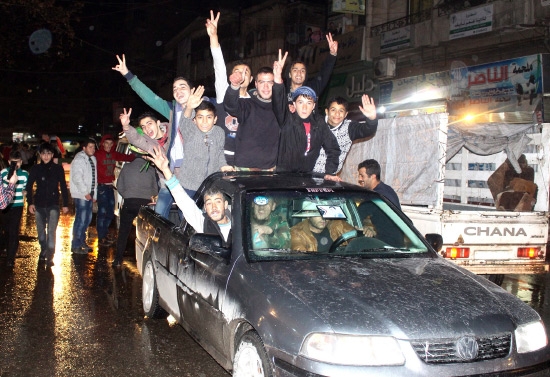 ﻿سوريون يحتفلون في الشوارع لانتصار الجيش السوري ضد المتمردين في حلب - epa