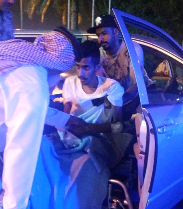 ﻿سند المطوع يساعد ابنه عبدالله على النزول من السيارة