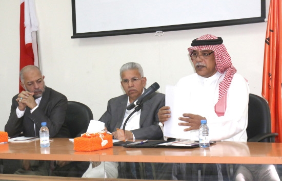 ﻿من اليمين: المحامي عيسى إبراهيم، مدير الندوة، الحقوقي السيدهادي الموسوي
