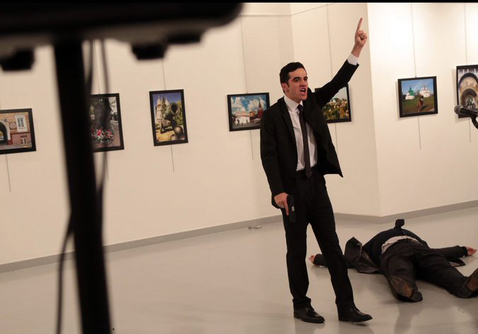 هآرتس: صورة المسلح الذي أطلق النار على سفير روسيا لدى تركيا 
