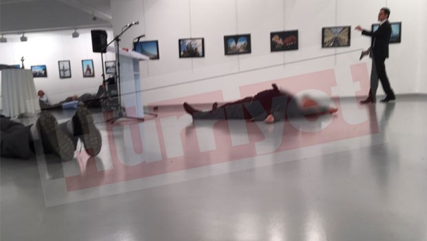 السفير الروسي ملقٍ على الأرض في صورة نشرتها صحيفة حريت التركية