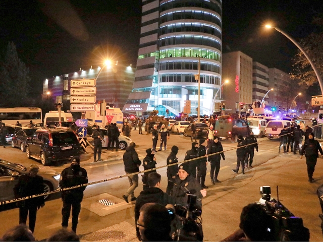 ﻿الشرطة التركية تؤمن المنطقة حيث قتل السفير الروسي في تركيا - REUTERS