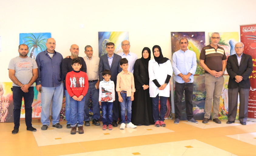 ﻿صورة جماعية للمشاركين في المعرض