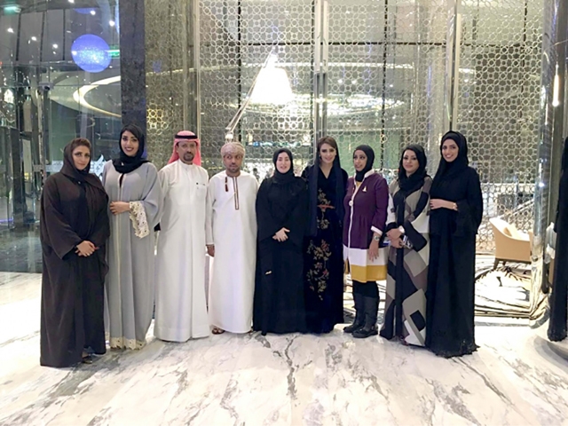 ﻿القتيلة إيمان (أقصى اليسار) في افتتاح مقر اللجنة النسوية في الاتحاد الخليجي للإعلام بأبوظبي
