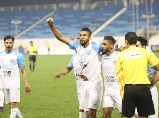 ﻿فرحة لاعبي الرفاع بالفوز والتأهل - تصوير أحمد آل حيدر