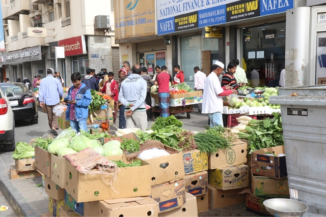 ﻿عمالة سائبة تبيع الخضراوات في المنامة - تصوير : محمد المخرق