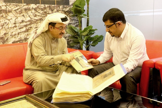 ﻿جناحي يُطلع «الوسط» على نسخ قديمة من الصحف البحرينية
