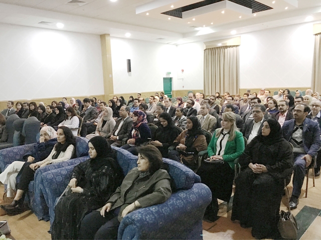 ﻿الحضور في الندوة التعريفية التي نظمتها جمعية الأطباء البحرينية أمس