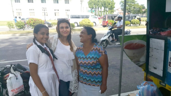 ﻿الزميلة ريم خليفة مع امرأة وطالبة سيرلانكيتين من العاصمة كولومبو