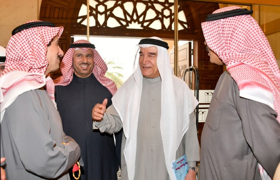 ﻿منصور سرحان يتبادل الأحاديث مع السفير الكويتي