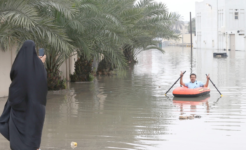 ﻿هطول الأمطار دفع بعض المواطنين للتنقل بقواربهم الخاصة