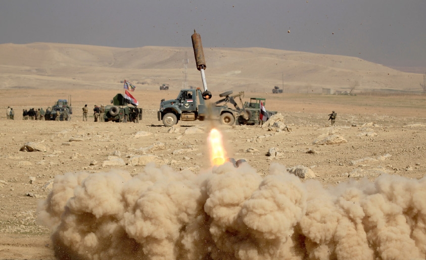﻿أفراد من قوات الرد السريع العراقية تطلق صاروخاً باتجاه مسلحي «داعش» خلال معركة في جنوب الموصل-REUTERS