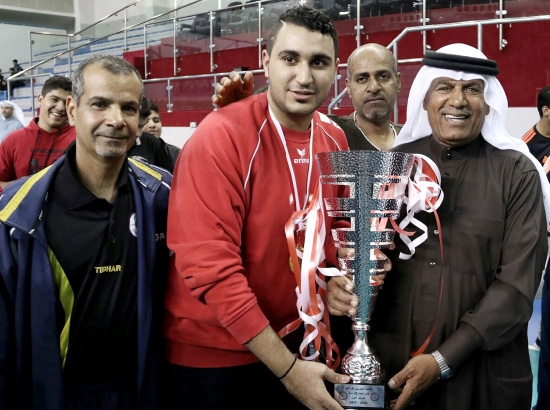 ﻿قاسم الشويخ مع كأس البطولة