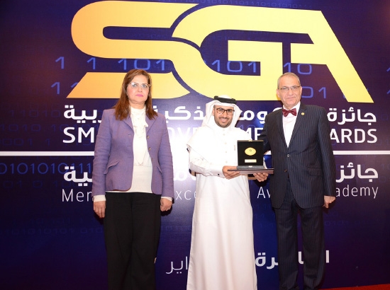 ﻿نواف عبدالرحمن يتسلم جائزة درع الحكومة الإلكترونية الذكية العربية