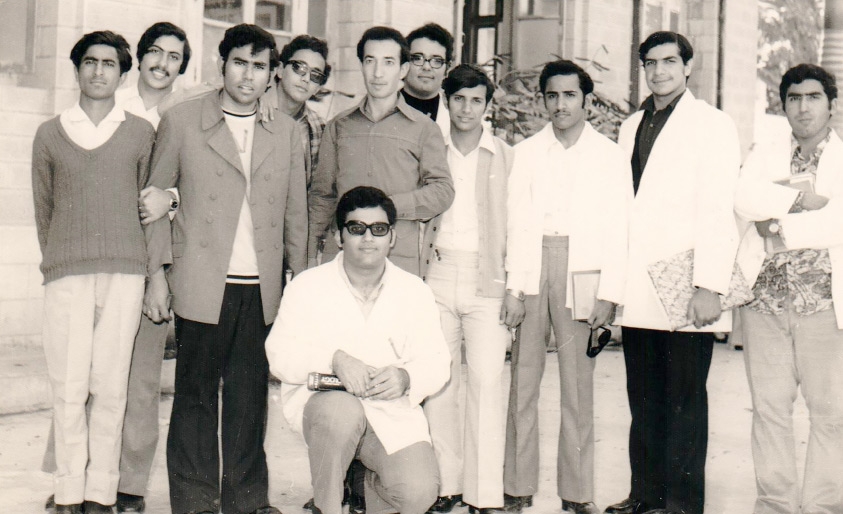 ﻿الناصر (الثاني من اليمين) أثناء الدراسة فى باكستان مع خالد بهزاد